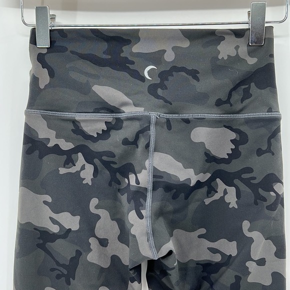 Zyia Active Utility Hi-Rise 7/8 Camo Leggings - Green Camo - 2 - Picture 4 of 8